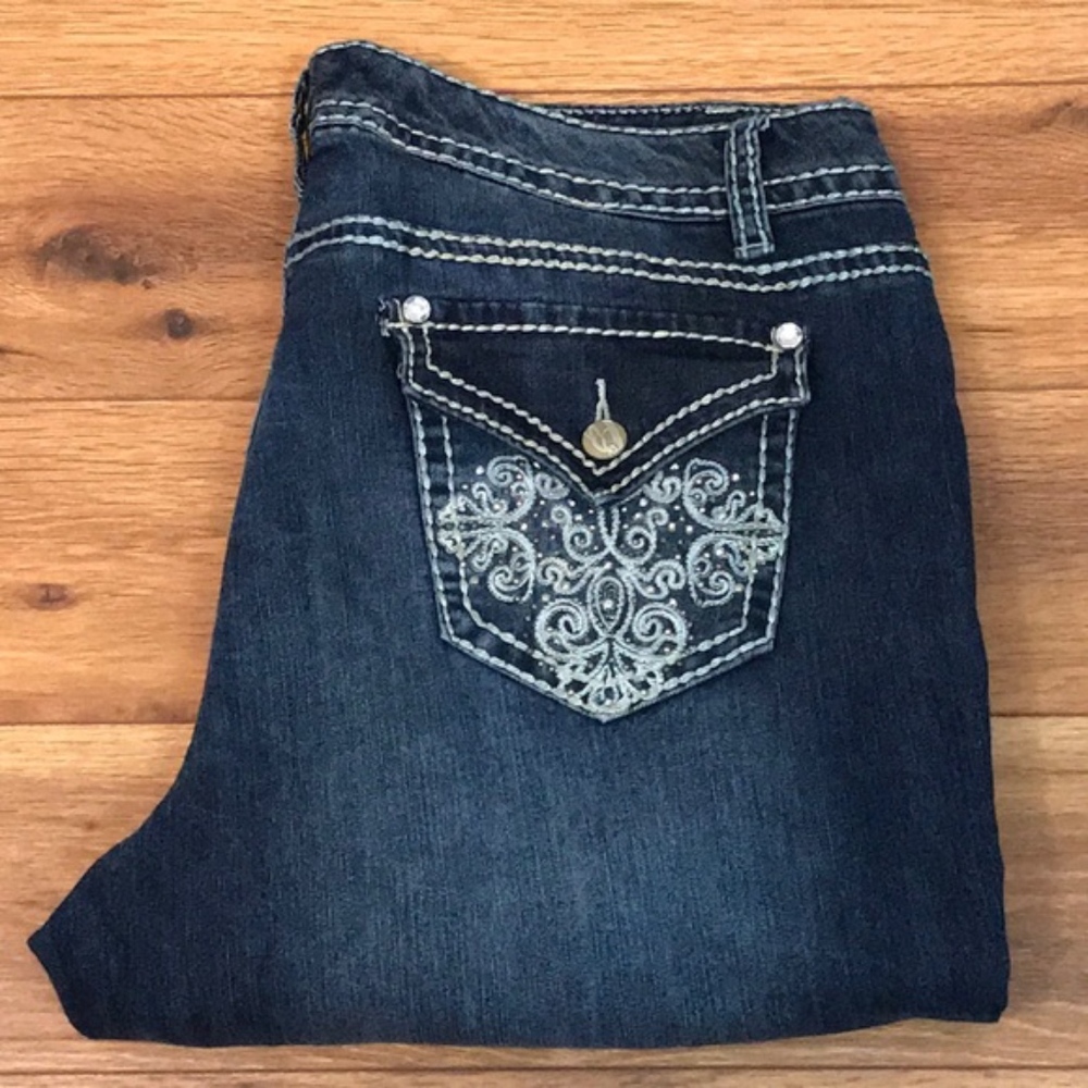 Nine West white stitched, flap pocket cuffed crop